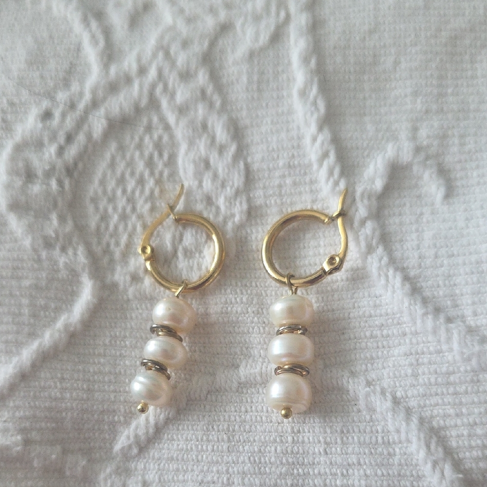 Elegant Gold and Pearl Hoop Earrings